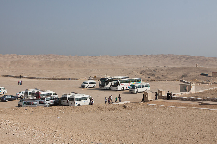 Стоянка автобусов — тут, в отличии от Гизы, туристов значительно меньше Саккара, Египет