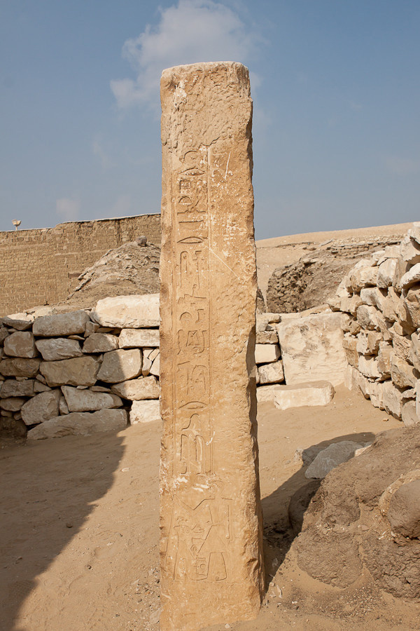 Стелла, покрытая барельефами Саккара, Египет
