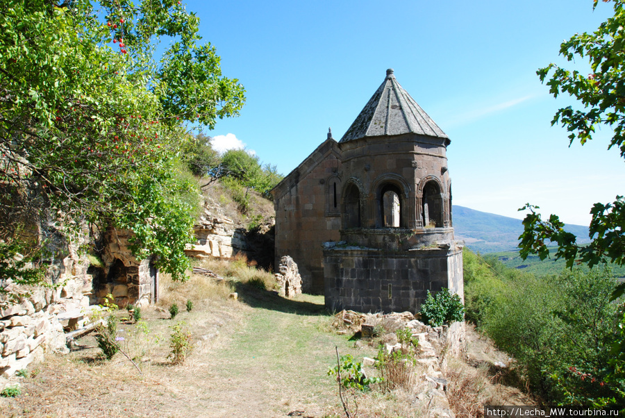 Тирская церковь около селения Монастер