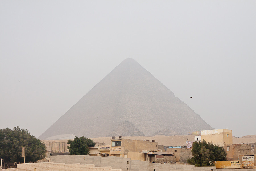 Пирамида Хеопса от Сфинкса. Туман с утра был страшный! Гиза, Египет