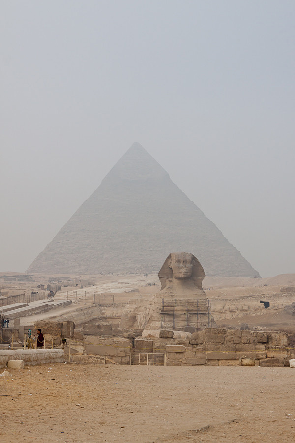 Сфинкс на фоне пирамиды Хефрена Гиза, Египет