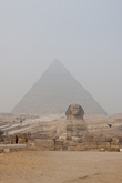 Сфинкс на фоне пирамиды Хефрена