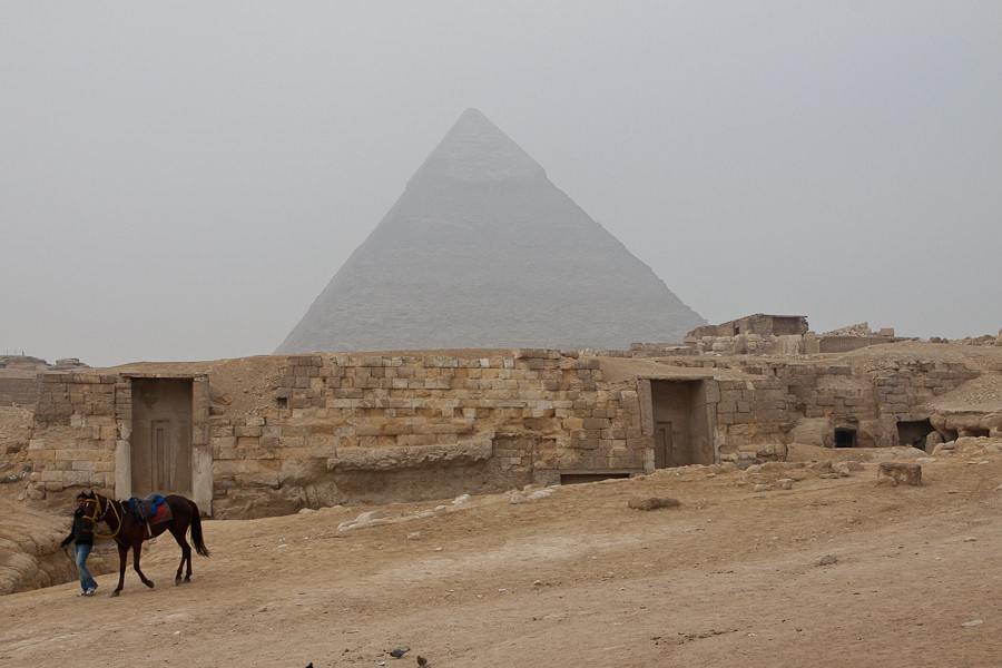 Гробницы высеченные в скале Гиза, Египет