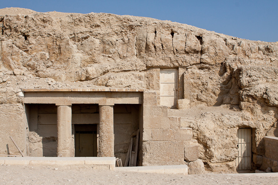 Гробницы высеченные в скале, наверное скоро и сюда будут водить экскурсии Гиза, Египет
