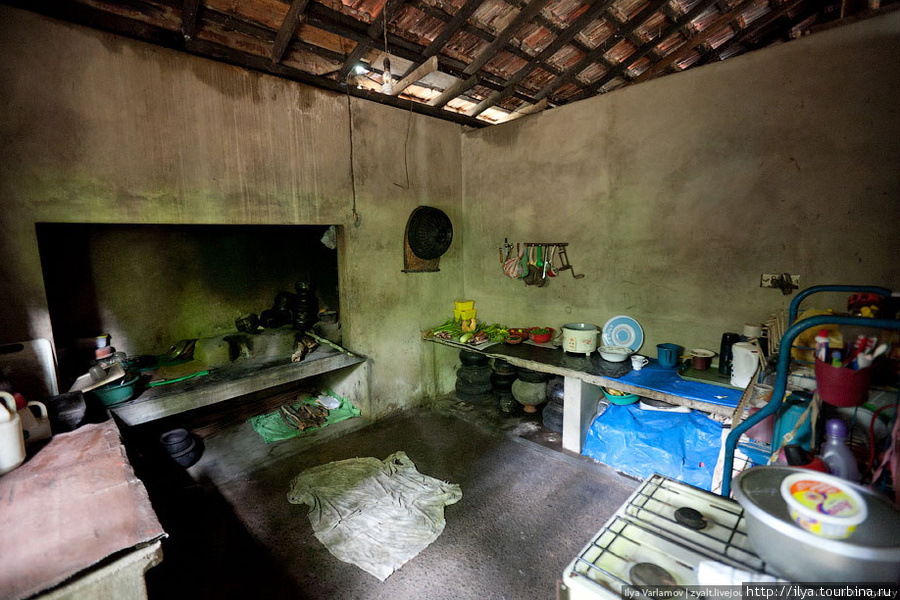 Кухня. Есть газовая плита, но на ней всё-равно почти не готовят, на печке удобнее. Шри-Ланка
