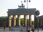 Бранденбургские ворота днем