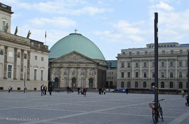 виднеется зеленый купол собора Св. Хедвиги Берлин, Германия