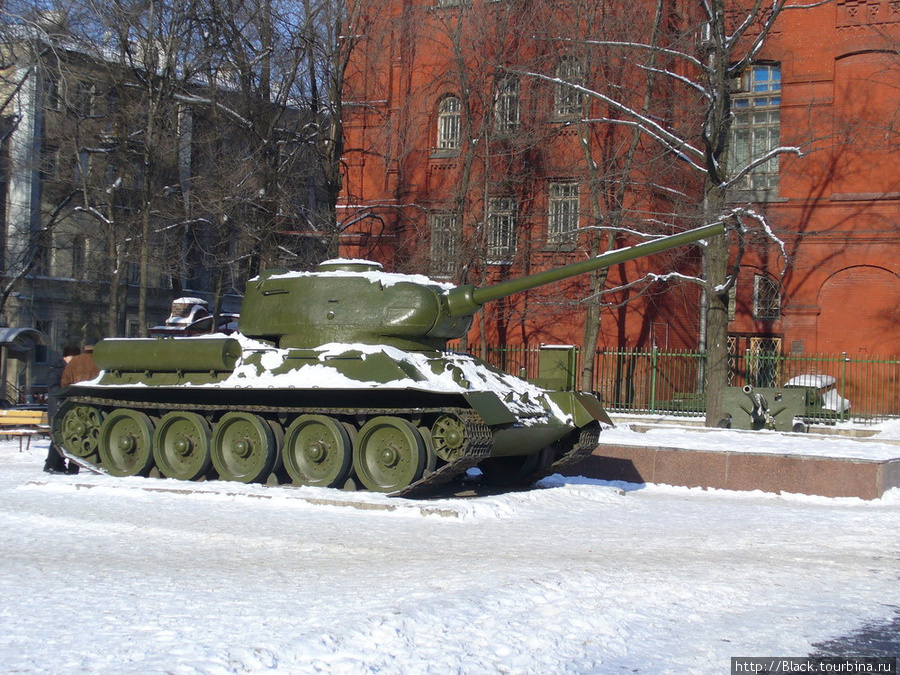 советский танк Т-34-85. В красном здании – Исторический музей Харьков, Украина