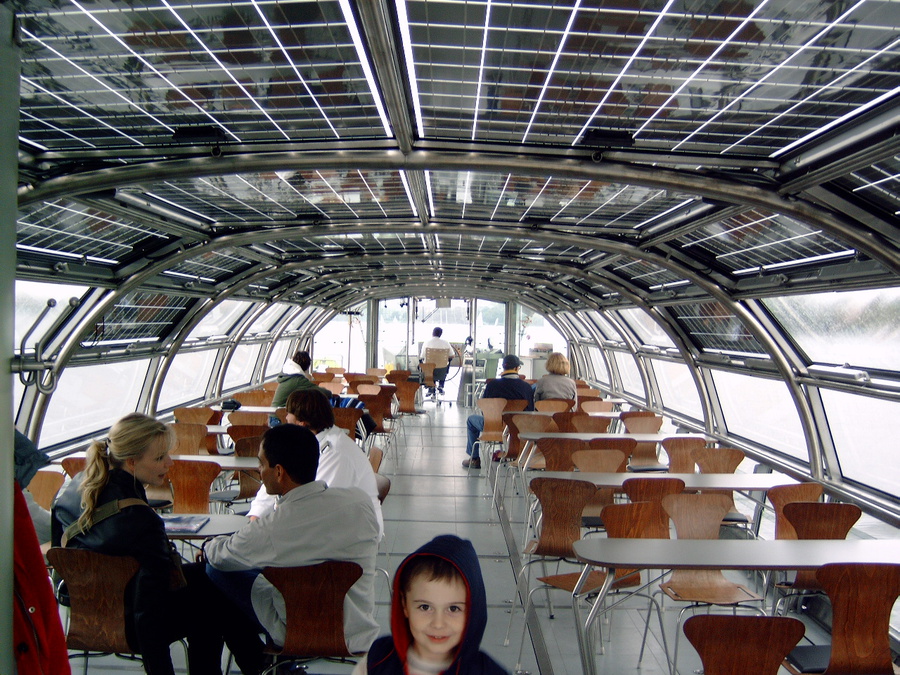 Корабль с крышей из солнечных батарей. Гамбург, Германия
