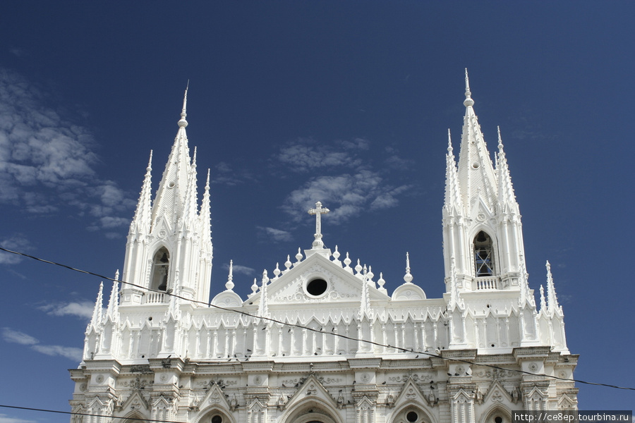 Самое отремонтированное здание города и то только сверху — собор Санта-Ана, Сальвадор