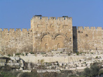 Ворота, через которые Иисус входил в Иерусалим. В настоящее время они заложены камнями (это сделали мусульмане, чтобы во время 2-ого пришествия Иисус не смог войти в эти ворота, как это было предсказано)