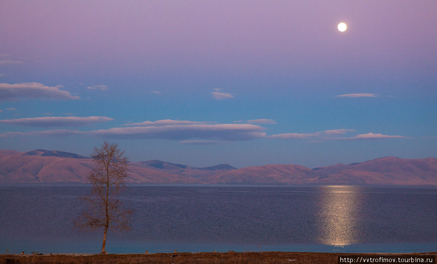 Озеро Севан после заката Армения