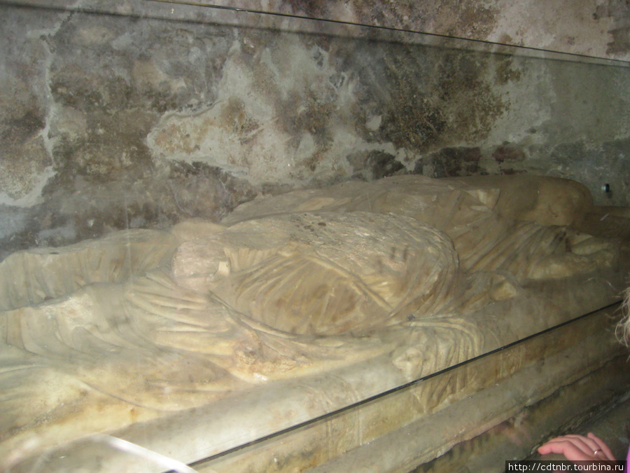 Из этого саркофага когда то были украдены мощи св. Николая и перевезены в г. Бари (Италия)