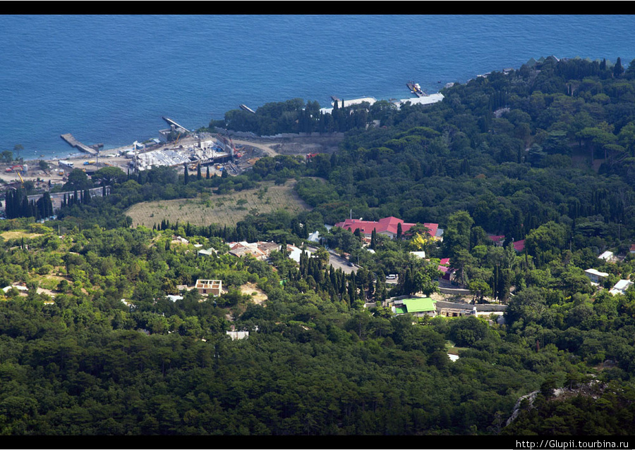 Нахожу дырку среди облаков, тоже щелкаю затвором. Алупка, Россия