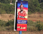 Мбабане был украшен плакатами с человеком, удивительно похожим на изображения с монет и банкнот. Путем расспросов, было выявлено, что намечается день рождения короля.