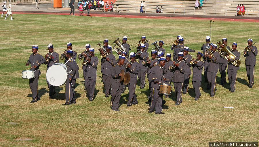 На зеленой траве поля шло действо. Девушки сменялись военно-морским (откуда в Свазиленде море?) оркестром.
