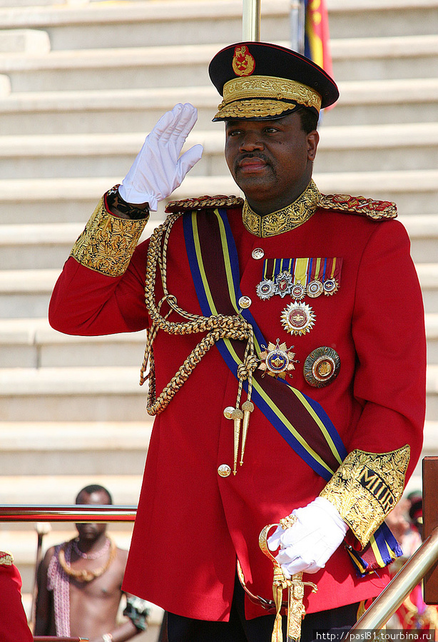 Нет. Видно, годы обучения в Англии оставили отпечаток и король выбрал для своего торжества современную форму главнокомандующего. Мбабане, Свазиленд