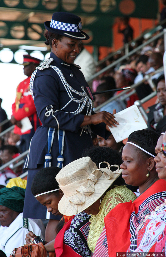 Девушки в униформе раздавали бесплатные программки предстоящего действия. Публика застыла в нетерпении! Мбабане, Свазиленд