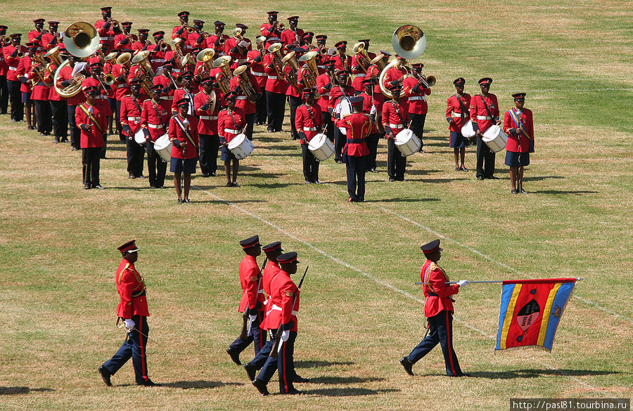 Видно, монарх неравнодушен к парадам — эта часть праздника продлилась намного дольше всего остального. Мбабане, Свазиленд