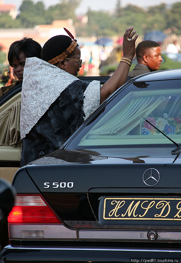Все рассаживаются по лимузинам (опять обратите внимание на номерной знак на авто королевы-матери) Мбабане, Свазиленд