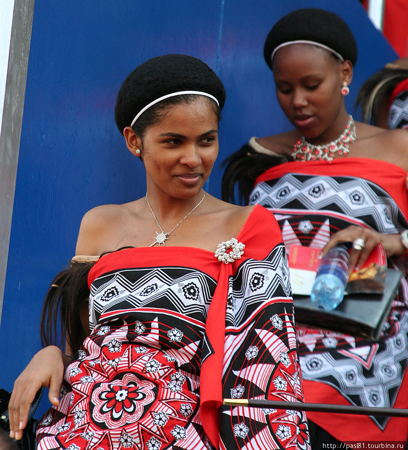 Вот его красавицы-жены Мбабане, Свазиленд