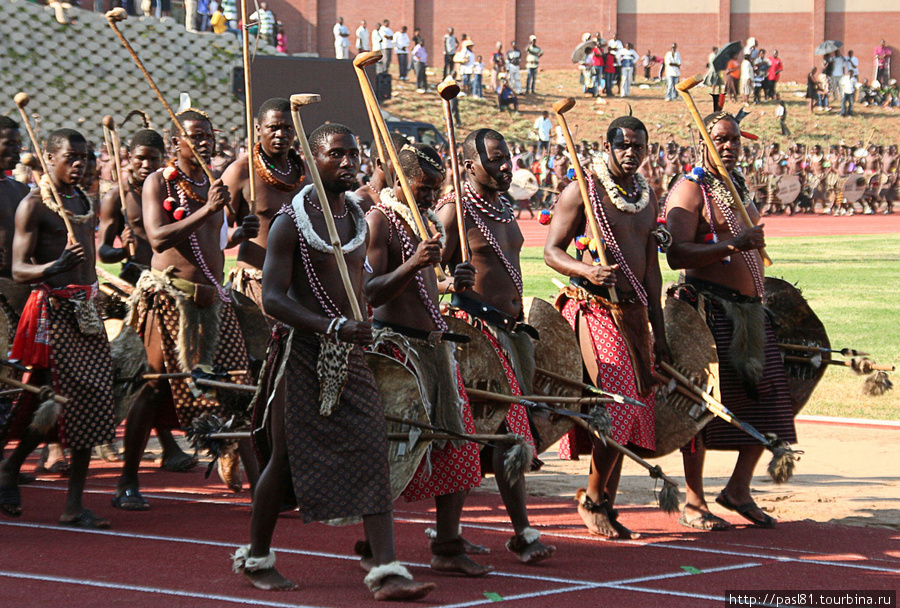 Все разъехались — расходятся и воины, приехавшие поздравить своего вождя из отдаленнейших деревушек Свазиленда. Мбабане, Свазиленд