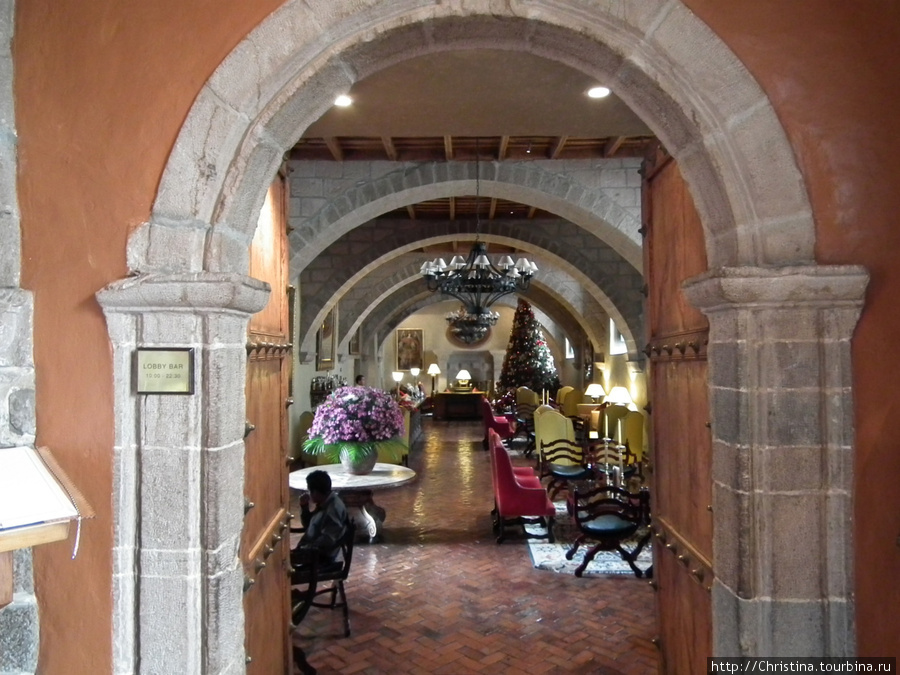 Лобби отеля, где угощают чаем из листьев коки (бесплатно). Куско, Перу