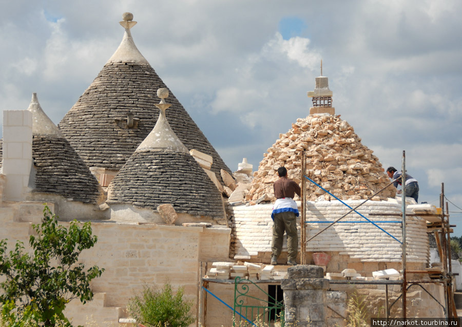 Только местные рабочие умеют хорошо отреставрировать купол и круглые стены Альберобелло, Италия