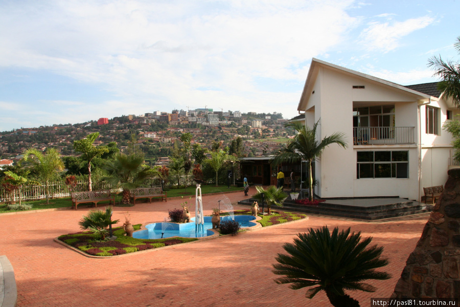 Над симпатичным домиком светит солнце Кигали, Руанда