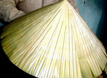 Изготавливают шляпы из плотных пальмовых листьев