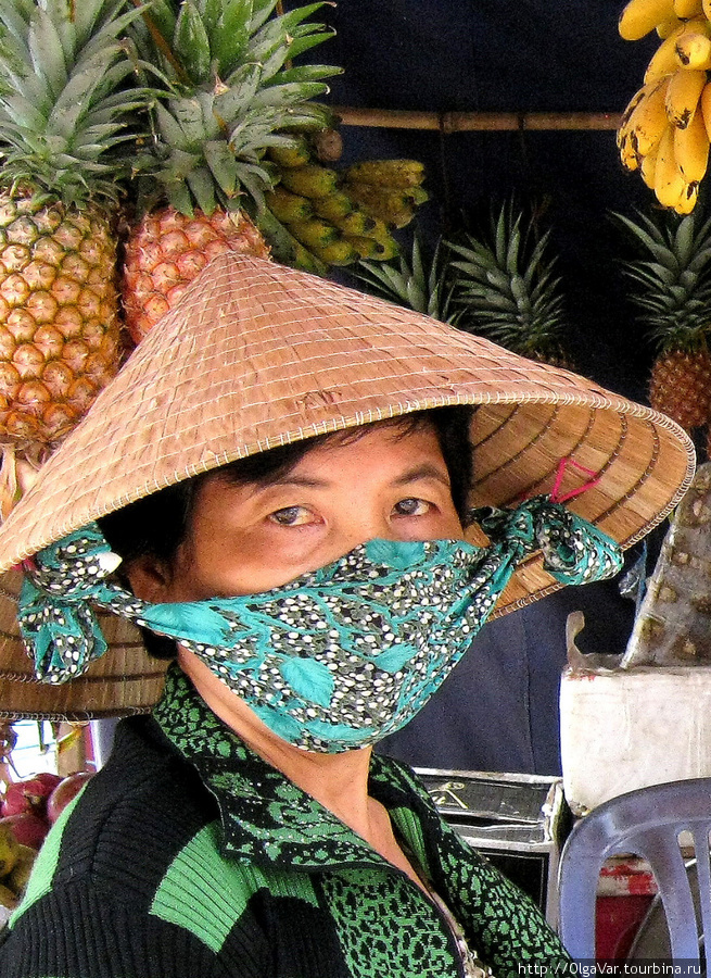 Вместо ленточек многие прикрепляют небольшой платок, который используют как повязку, прикрывающую лицо. На рынке города Дуонг Донг. Остров Фу Куок Вьетнам