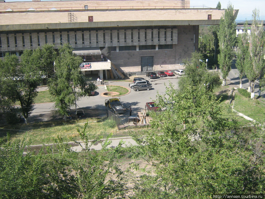 дворец Республики. вид с фоникулера Алматы, Казахстан