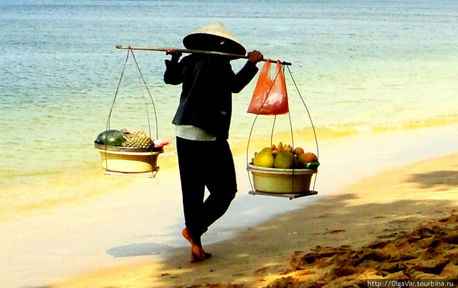Коромысла с тазиками на острове Фу Куок Вьетнам