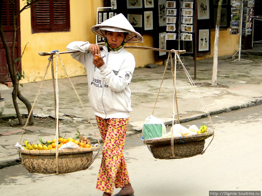 Девушка с коромыслом и плетеными корзинками из Хойана Вьетнам