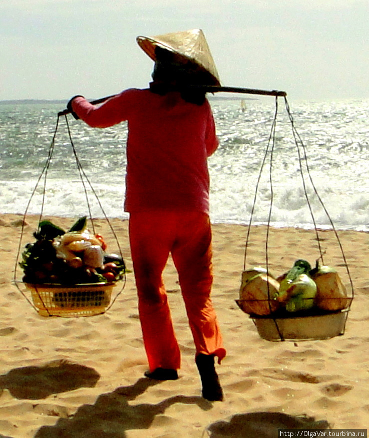 Типичный образ вьетнамки на побережье Южно-Китайского  моря
(Фантьет) Вьетнам
