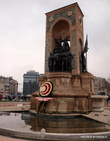 Памятник борцам за независимость на площади Таксим