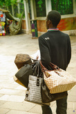 Одна из отличительных черт Венеции. Торговцы сумками-подделками под известные бренды.