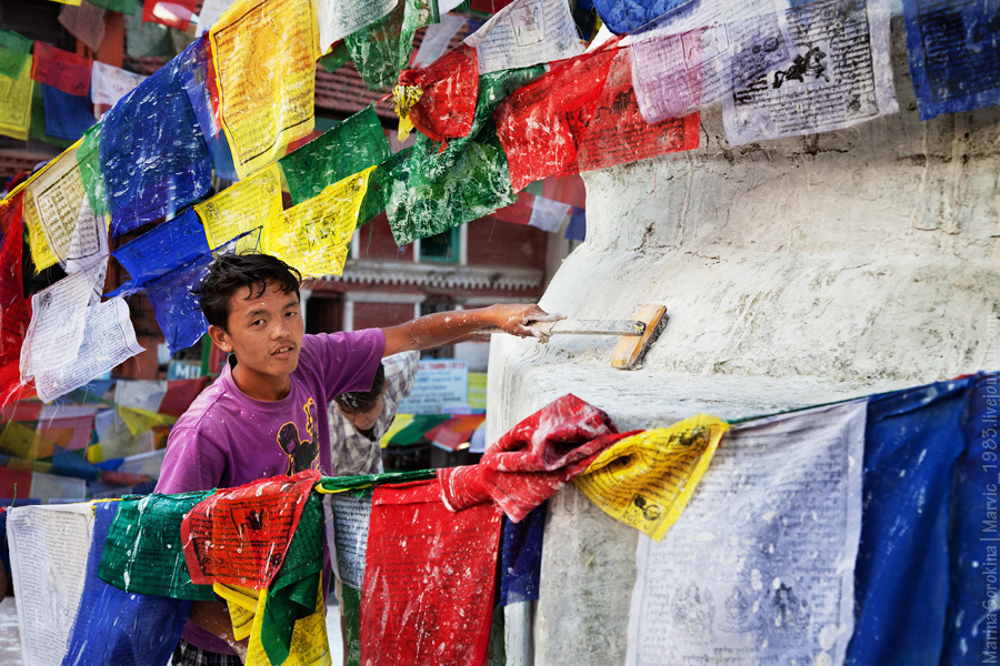 Мальчишки так усердно красили ступу, что покрасили все вокруг ) Катманду, Непал