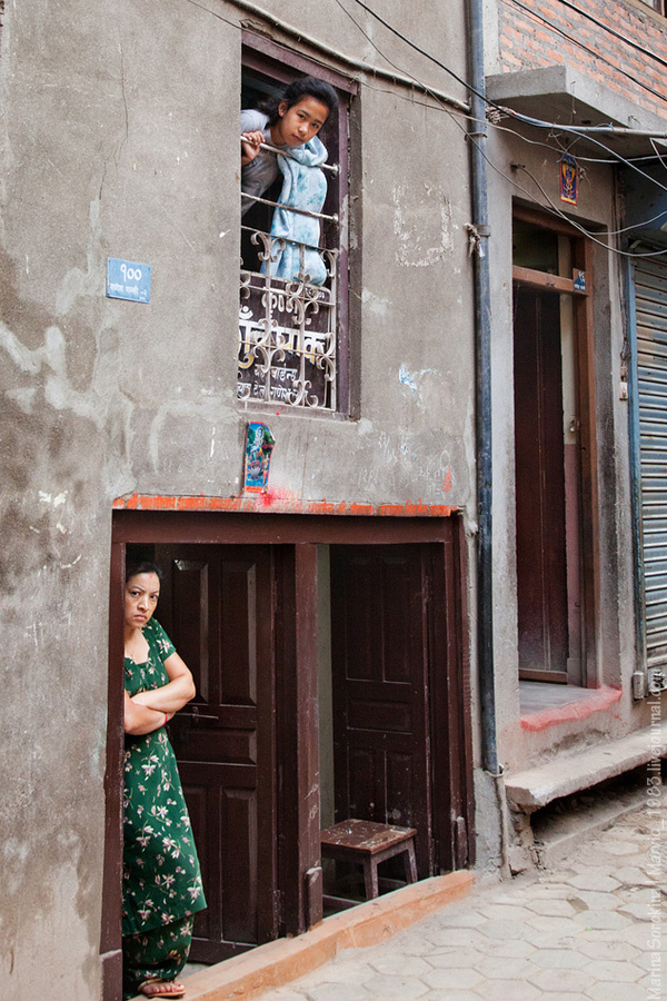 В Непале очень много людей наблюдают за жизнью вокруг из окон или дверей, они там могут часами стоять/ сидеть и смотреть. Мы своей громкой большой компанией и дотошностью привлекали много внимания — такой асфальтный каток, на который сбегалось пол города — и даже те, кто не выглядывал до этого свешивались из окон :) Катманду, Непал