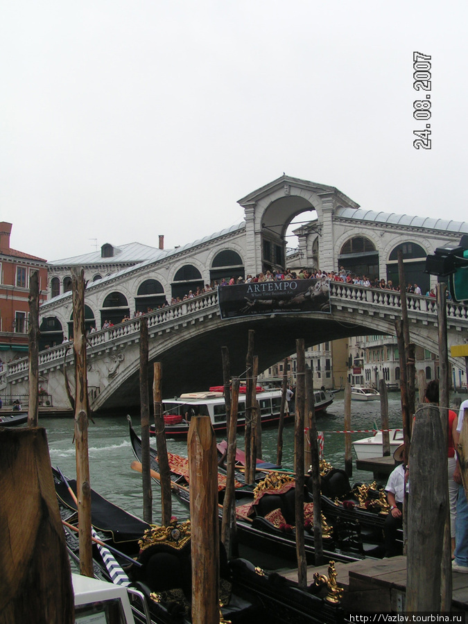 Вид на мост с пристани Венеция, Италия