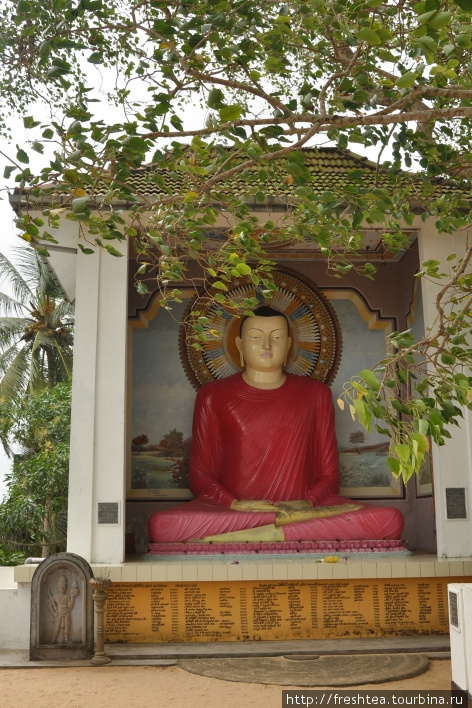 Будда медитирующий в главной святыне обители. Шри-Ланка