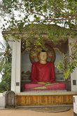 Будда медитирующий в главной святыне обители.