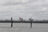 С моста можно рассматривать гостей со всех концов света, что устремляются на Шри-Ланку. Для местной детворы общение с гостями — верный способ попасть в кадр иностранных туристов: ланкийцам нравится фотографироваться.