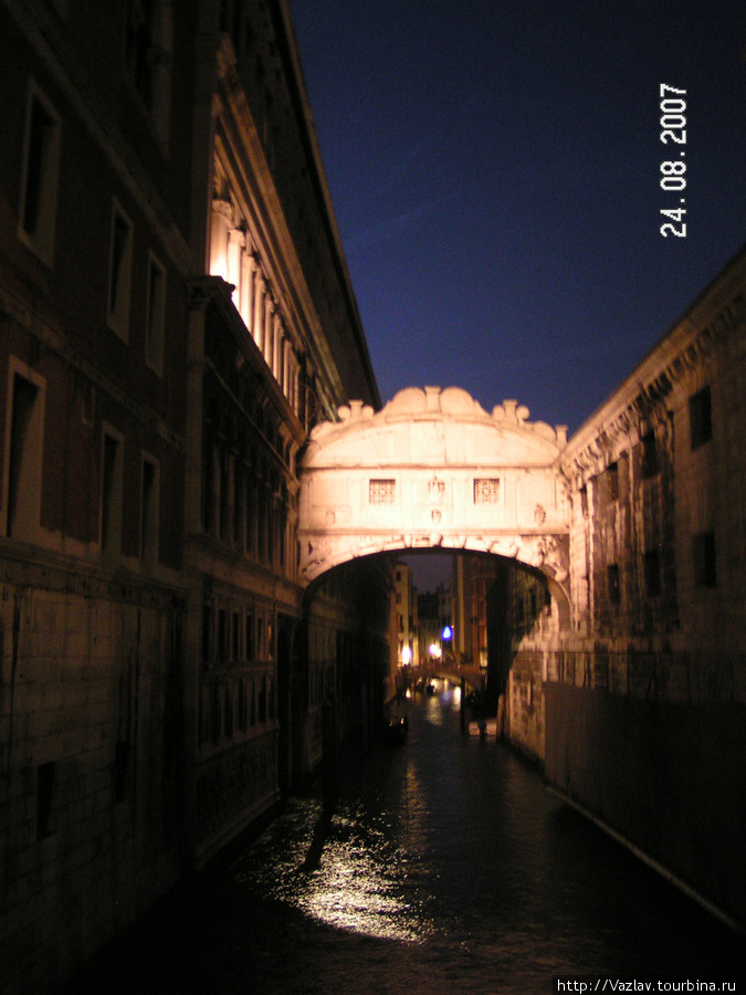 Мост в ночной подсветке Венеция, Италия