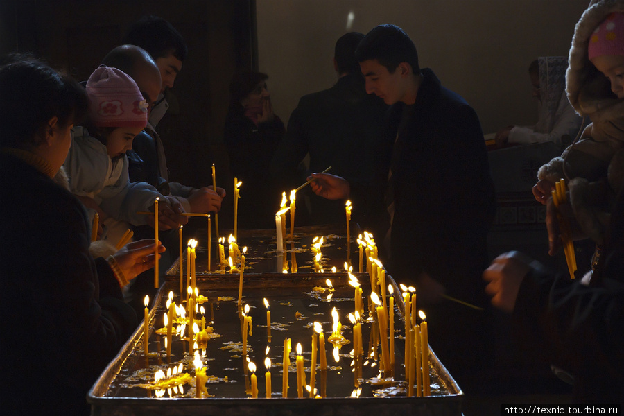 В армянских церквях не так строго следят за нарушением канонов. Женщины нередко появляются без платков, можно фотографировать Армения