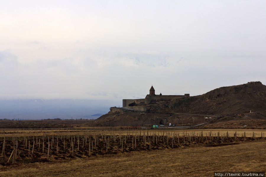 Хор Вирап. Чуть-чуть видно Арарат, но вряд ли можно разглядеть на фотографии Армения