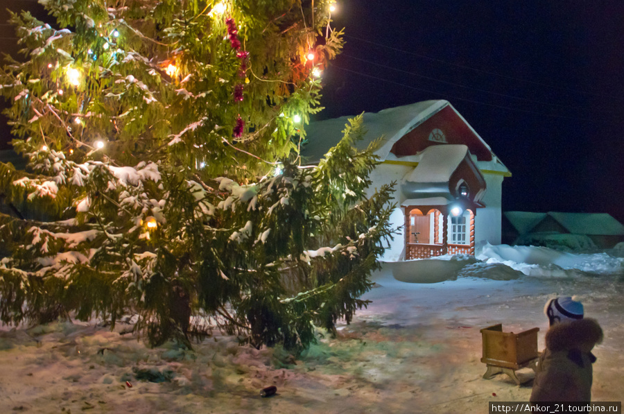 Возле входа в Христорождественскую церковь установлена главная новогодняя городская елка-красавица. Нагорск, Россия
