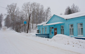 Дорога манила меня в гору мимо очередного синюшного здания местной газеты Нагорская правда или как-то так.