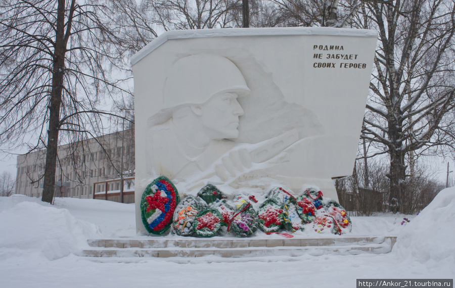 Лесенки ведут к памятнику воинам-освободителям, а чуть дальше виднеется здание местной администрации. Нагорск, Россия