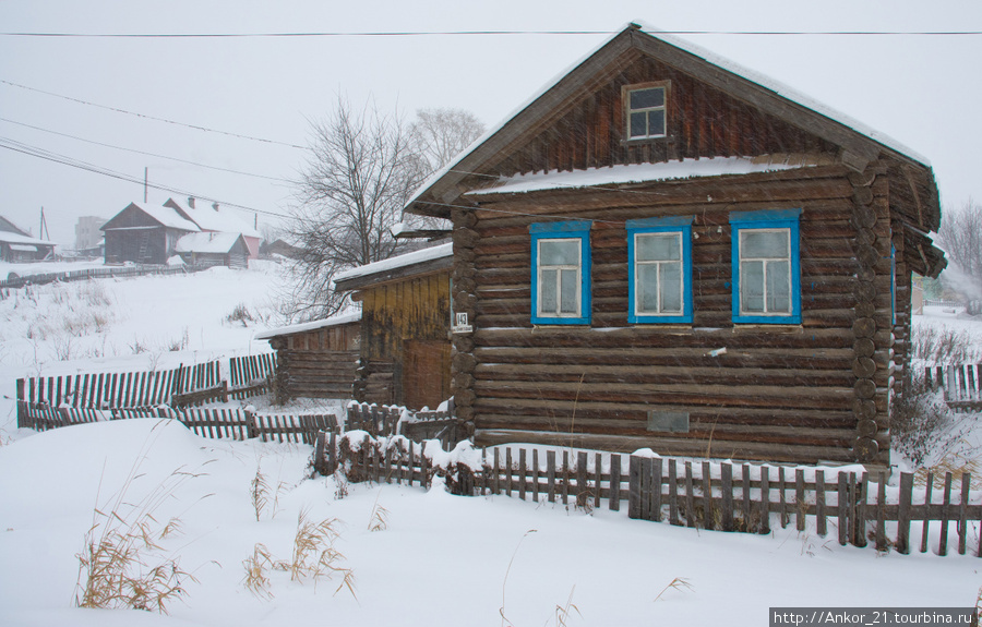 Если вы внимательны, то, наверняка, заметили на моих снимках: практически везде присутствует синяя отделка элементов местной архитектуры. Нагорск, Россия